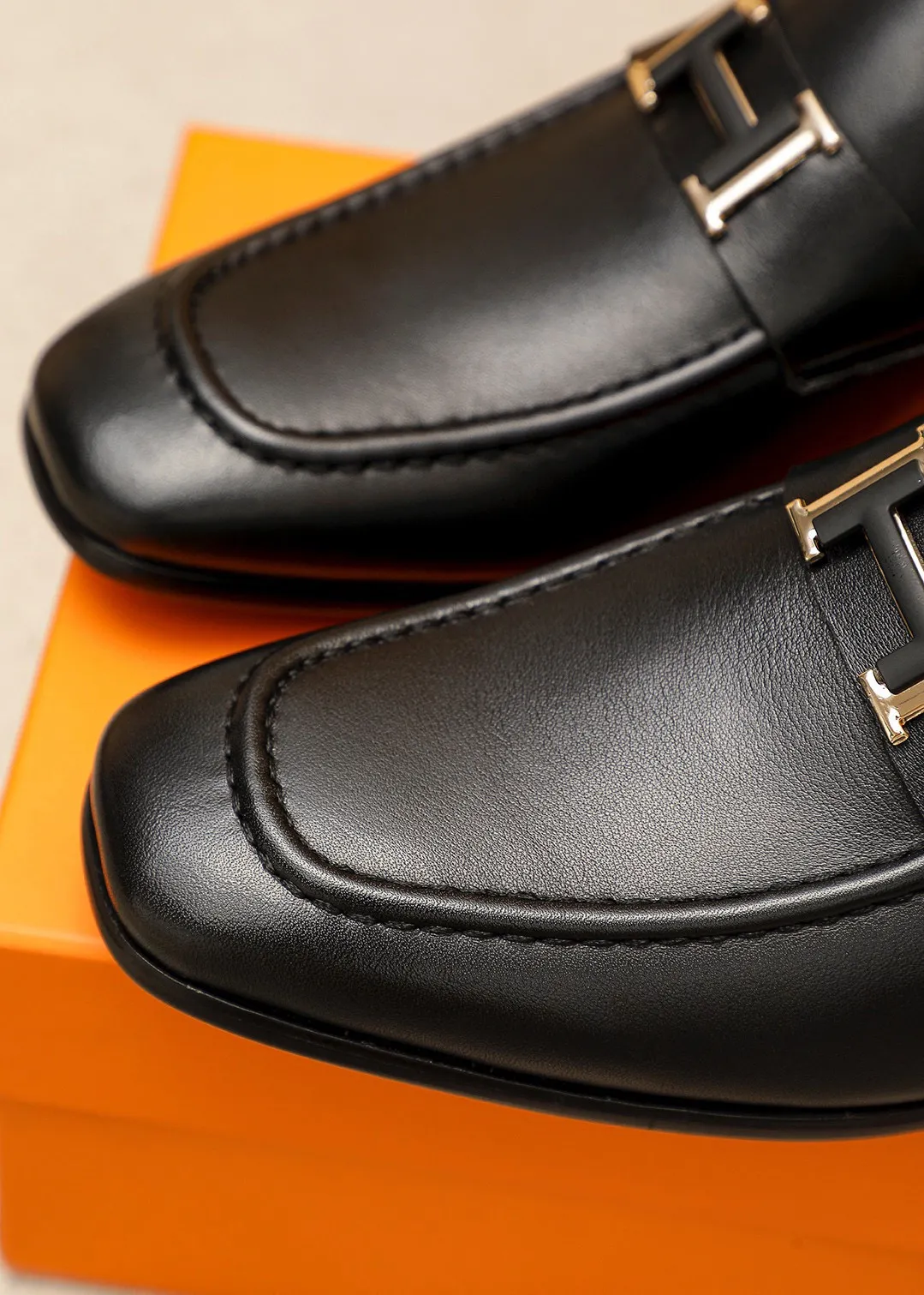 Men's shoes 💰460 💐 Product trademark: HERMES "Hermès" casual leather shoes Regular size: 38-44 (45.46🉑️customized) Product materials: Selected imported first-layer calfskin upper + luxury hardware buckle, imported water-dyed 🐂 cowhide lining. Strong three-dimensional visual effect, combined outsole Color: 2⃣️seed leather materials optional